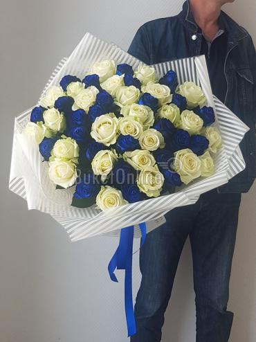 Купить с доставкой Букет белых и синих роз
