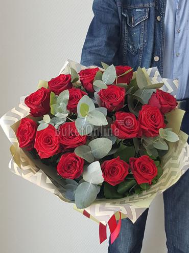 Букет цветов Букет из 15 роз с эвкалиптом