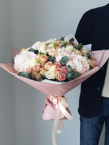Букет цветов Гортензия и кустовая роза