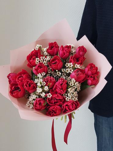 Букет цветов Пионовидный тюльпан и шамелациум