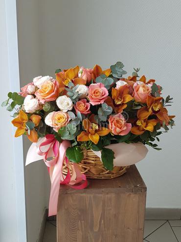 Букет цветов Корзина с орхидеей и пионовидной, кустовой розой