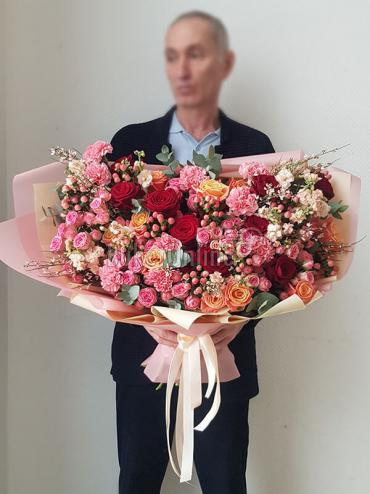 Букет цветов Шикарный букет с кустовой розой и маттиолой
