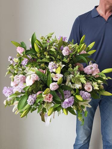 Цветы -  Букет с лилией маттиолой и эустомой