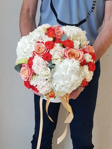 Цветы -  Шляпная коробка с эустомой, гортензией и розой