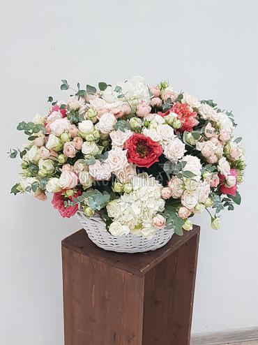Букет цветов Корзина с пионовидной и пионовидной кустовой розами