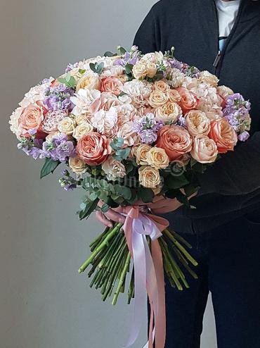 Цветы с доставкой Букет с двумя сортами пионовидной розы, матиоллой и кустовой розой