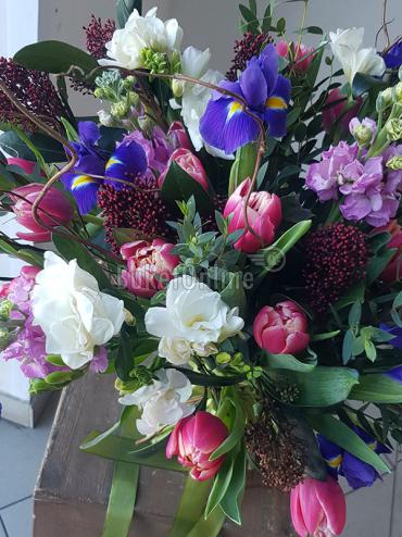 Цветы -  Авторский букет с ирисами и пионовидными тюльпанами