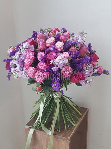 Цветы -  Стильный букет с пионовидной, кустовой розой