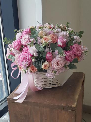Цветы -  Корзинка с пионовидными розами и матиоллой