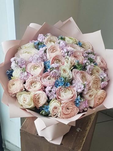 Цветы с доставкой Букет с ранункулюсами, пионовидной розой и оксипиталумом
