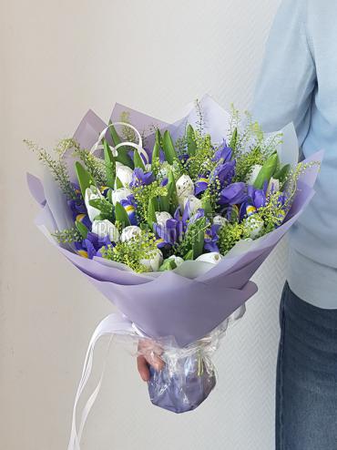 Цветы -  25 белых тюльпанов с ирисами и яруткой