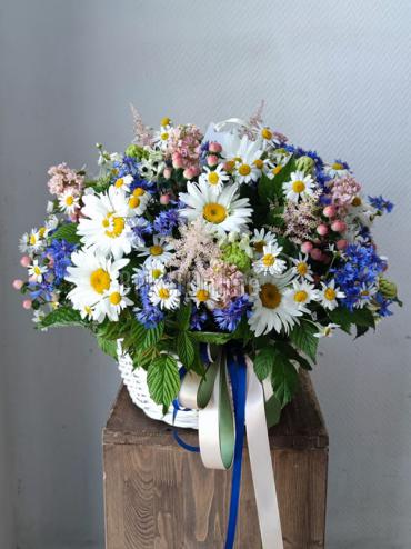 Букет Корзина с полевыми цветами и васильками