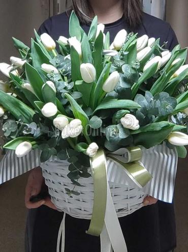 Цветы -  Корзина с 75 тюльпанами сорта Ангел и эвкалиптом