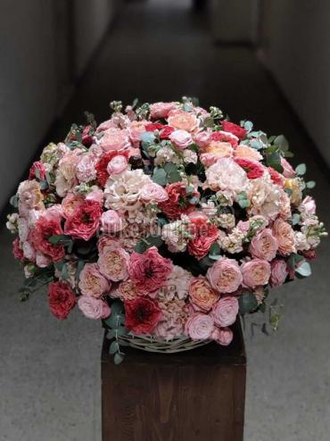 Доставка курьером Роскошная корзина с пионовидными розами
