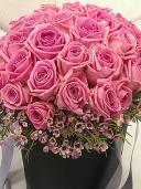 Розовое очарование - букет роз в шляпной коробке