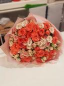 Стильный букет кустовых роз