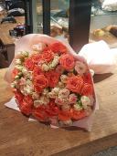 Стильный букет кустовых роз