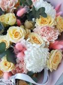 Букет с хризантемой и кустовой розой