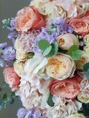 Букет с двумя сортами пионовидной розы, матиоллой и кустовой розой