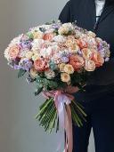 Букет с двумя сортами пионовидной розы, матиоллой и кустовой розой