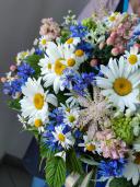 Корзина с полевыми цветами и васильками