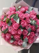 Розовые розы с эвкалиптом