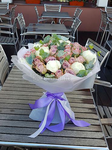 Цветы с доставкой Черничный пломбир - пионы и роза