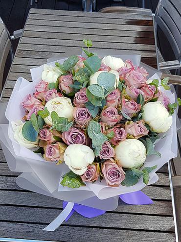 Букет цветов Черничный пломбир - пионы и роза
