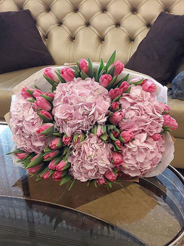 Букет цветов Гортензия и тюльпаны