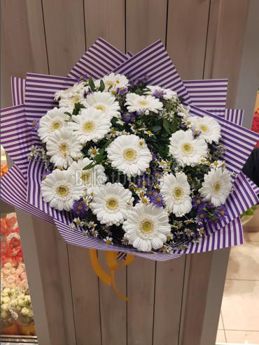 Цветы с доставкой Букет из ромашек, васильков и гермини