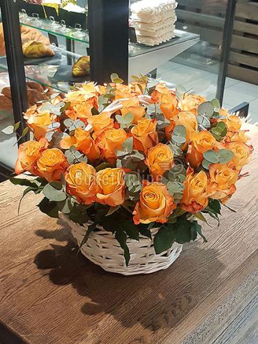 Цветы с доставкой Роза и эвкалипт в корзинке