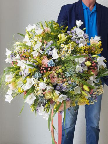 Цветы с доставкой Огромный букет полевых цветов