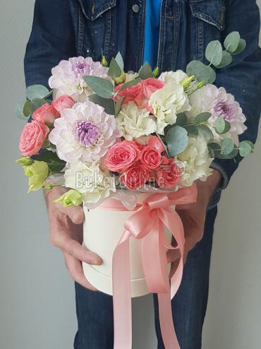 Цветы с доставкой Георгины в шляпной коробке
