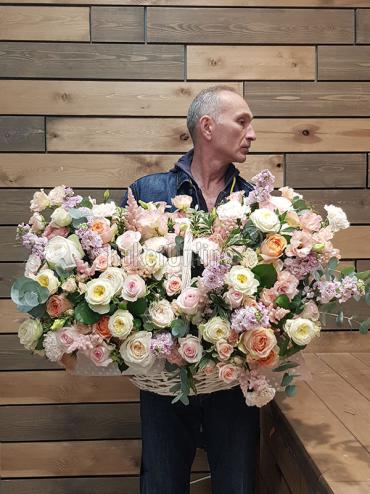 Доставка курьером Роскошная корзина цветов ''В самое сердце''