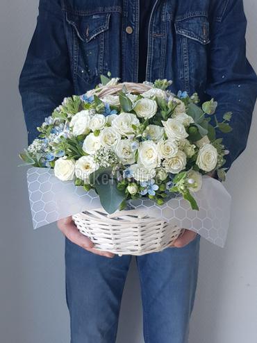 Цветы с доставкой Белые кустовые розы в корзине