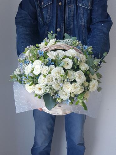 Цветы с доставкой Белые кустовые розы в корзине