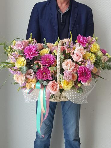 Букет цветов Корзина с георгинами