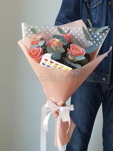 Букет цветов 5 розовых роз и эвкалипт