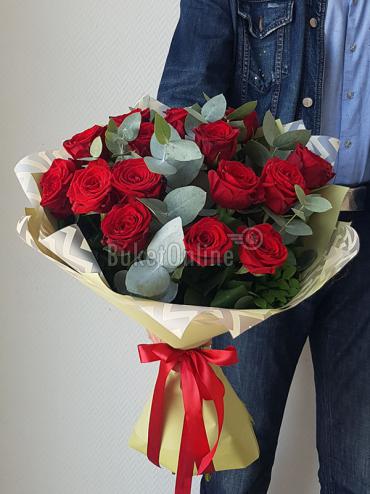 Цветы с доставкой Букет из 15 роз с эвкалиптом
