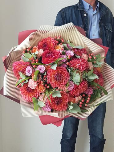 Букет цветов Букет с георгинами и розами