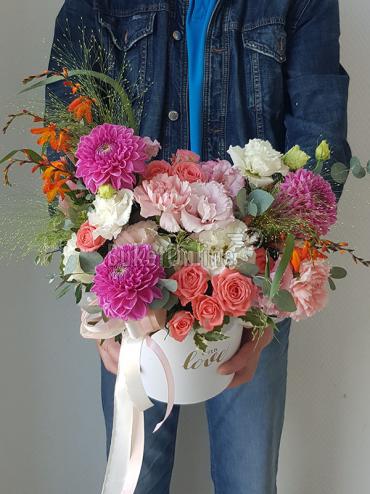 Цветы с доставкой Шляпная коробка с георгинами