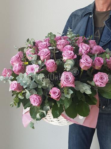 Цветы с доставкой 51 роза в корзине с эвкалиптом