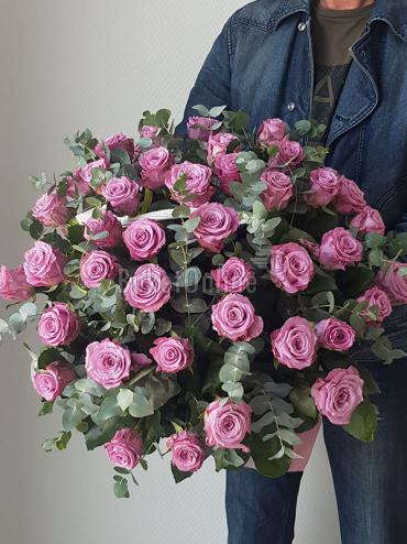 Цветы -  51 роза в корзине с эвкалиптом