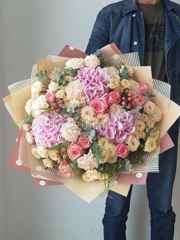 Цветы с доставкой Стильный букет с гортензией