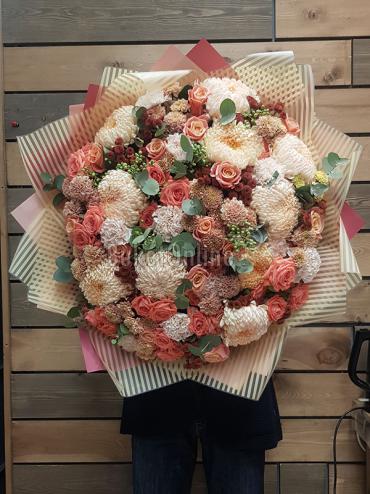 Цветы с доставкой Огромный букет с хризантемами