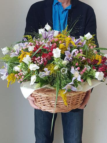 Букет Корзина с полевыми цветами