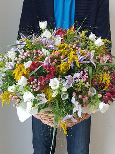 Доставка курьером Корзина с полевыми цветами