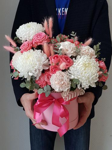Цветы -  Букет с хризантемами в шляпной коробке