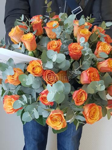 Цветы -  Роза и эвкалипт в корзинке