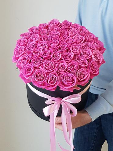 Цветы с доставкой Шляпная коробка с розовыми розами